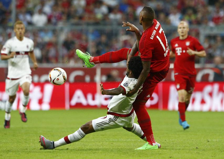 Duello tra Jerome Boateng e Luiz Adriano. Reuters